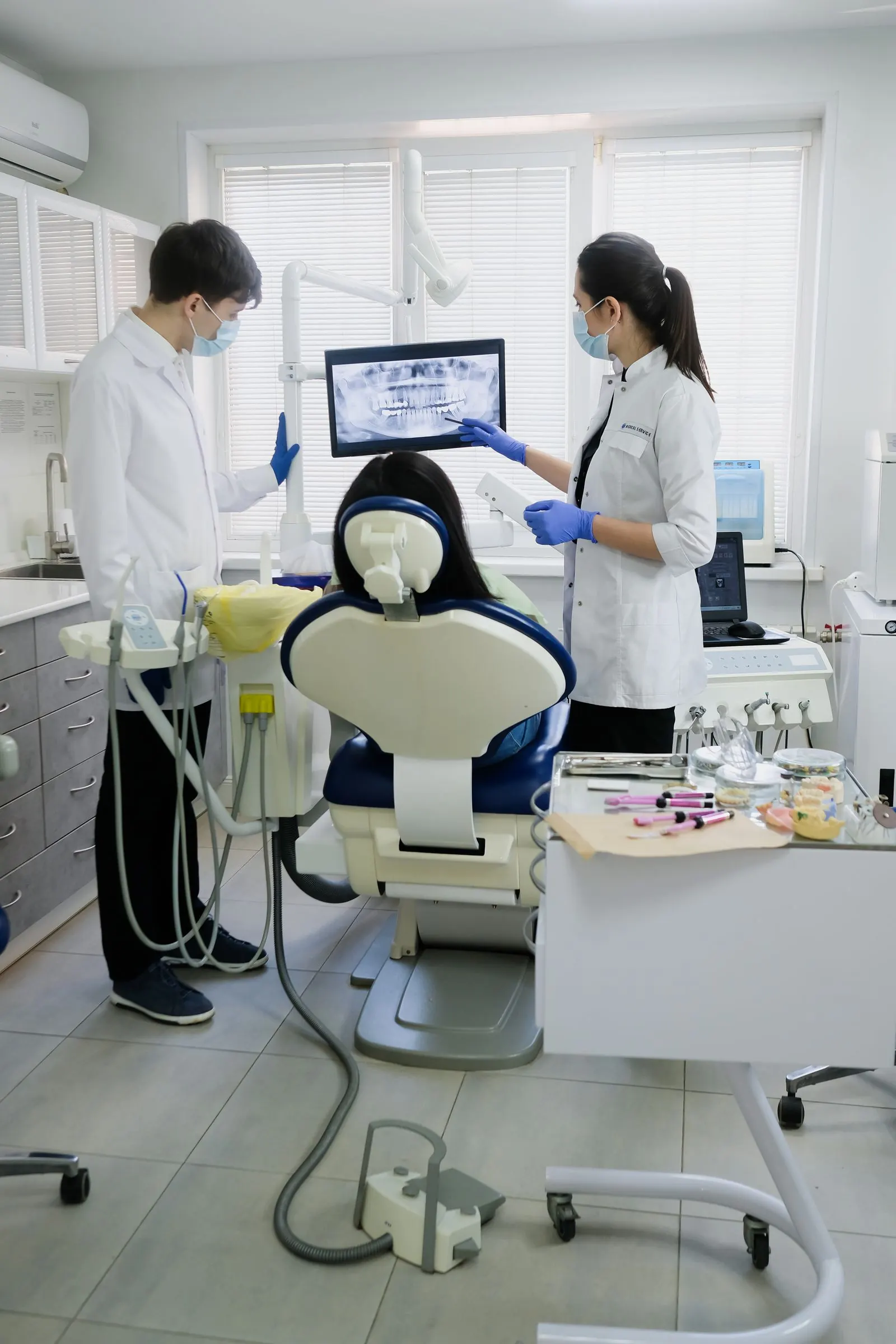 Dentistes consultant un écran dans un cabinet