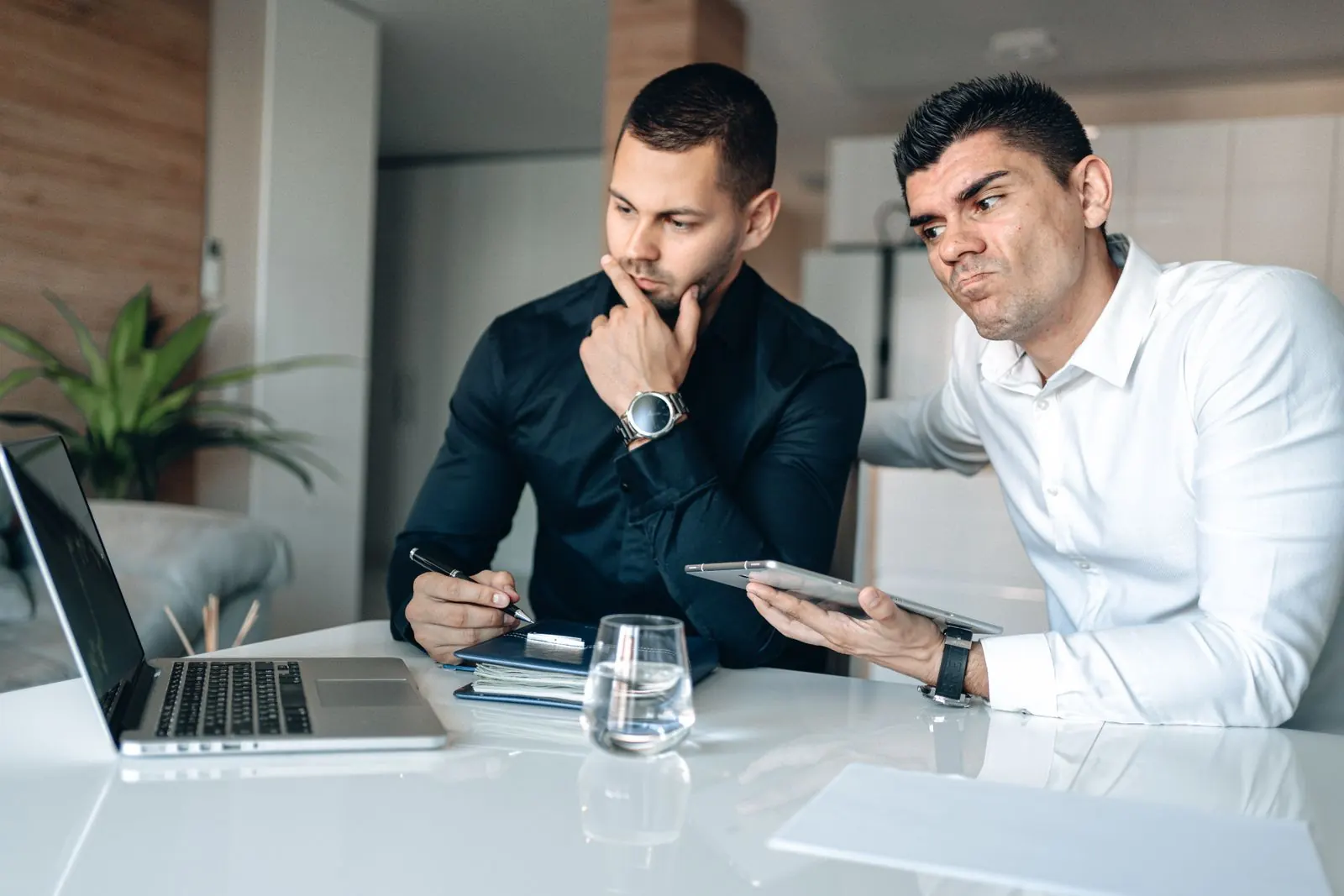 Deux collègues concentrés devant un ordinateur portable