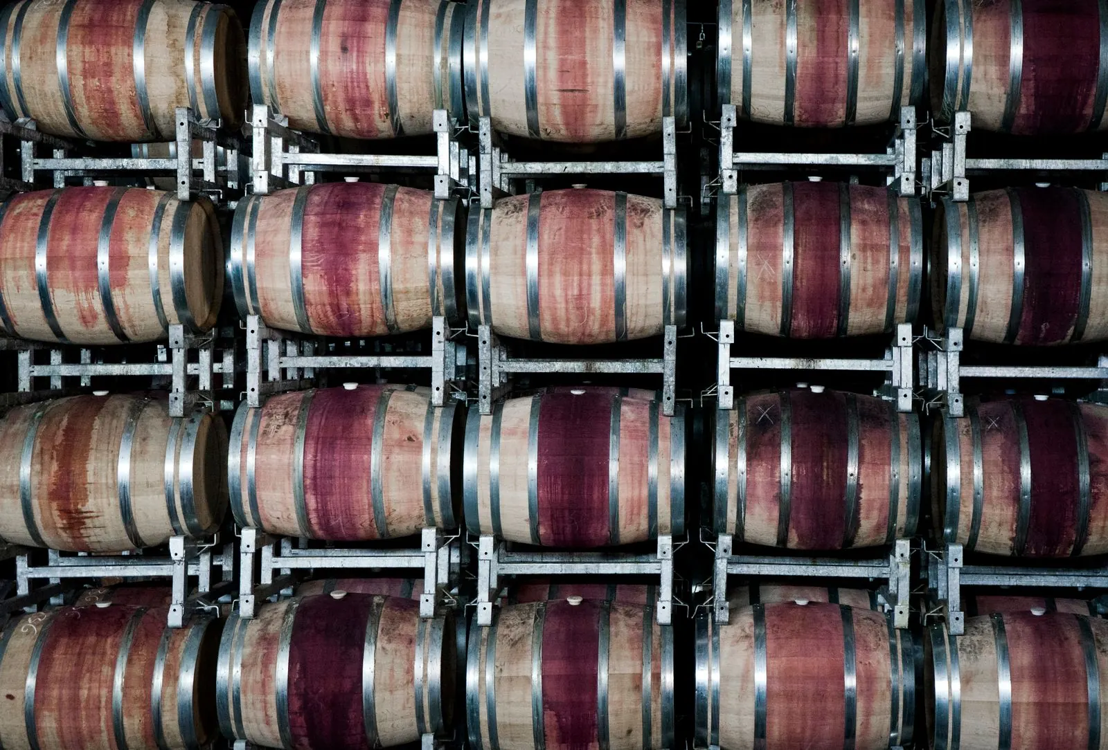 Rangées de tonneaux de vin dans un chai